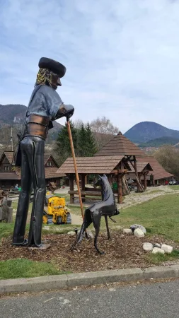 Statue eines Schäfers mit Stab und Hund bei der Salaš Krajinka