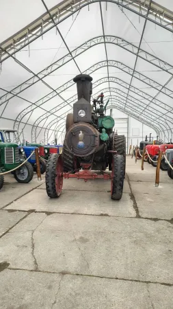 Alter Dampftraktor in der Museumshalle der Salaš Krajinka
