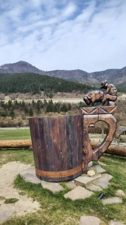 Riesiger hölzerner Becher mit Blick auf die Berge