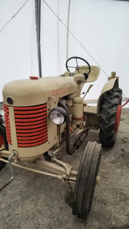Beiger Oldtimer-Traktor Zetor im Museum der Salaš Krajinka