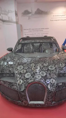 Kovová socha sportovního vozu Bugatti Veyron poskládaná ze šroubů.