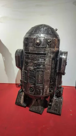 Kovová socha droida R2-D2 ze Star Wars vyrobená ze šrotu.