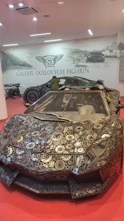 Kovová socha Lamborghini pod nápisem Galerie ocelových figurín.