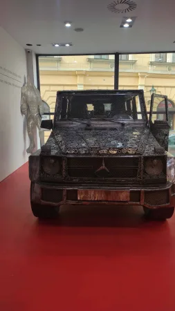 Kovová socha terénního vozu Mercedes třídy G z použitých kovových dílů.