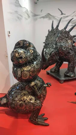 Kovové sochy dinosaurů v expozici muzea.