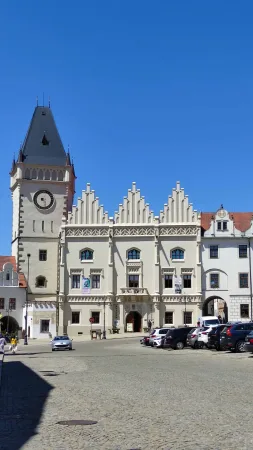 Stará radnice v Táboře se stupňovitými štíty a hodinovou věží na Žižkově náměstí