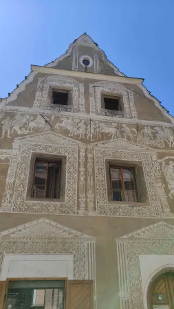 Renesanční fasáda domu s bohatou sgrafitovou výzdobou, výjevy jezdců a okny v Táboře