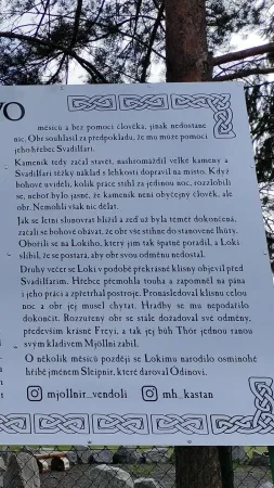 Informační cedule s legendou o Thorově kladivu a severských bozích ve Vendolí