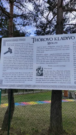 Informační tabule Thórovo kladivo Mjöllnir s ilustrací a textem o severské mytologii