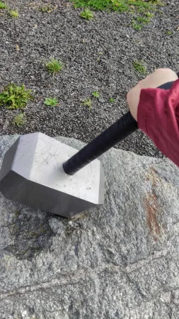 Ruka v červeném rukávu zkouší zvednout Thorovo kladivo