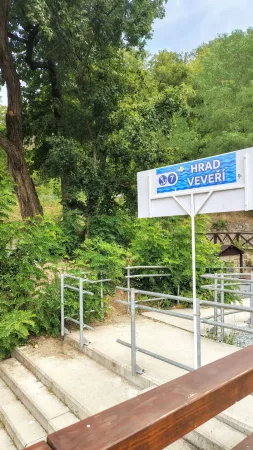 Ukazatel s nápisem Hrad Veveří u schodiště vedoucího k zastávce lodi.