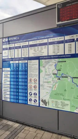Jízdní řád a ceník lodní zastávky Bystrc s mapou Brněnské přehrady.
