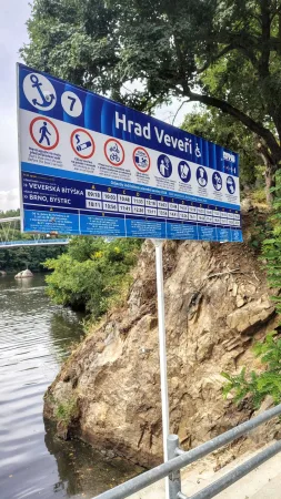 Jízdní řád lodní zastávky Hrad Veveří s odjezdy směr Bystrc a Bítýška.
