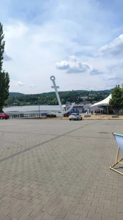 Pohled na sochu kotvy a molo v přístavišti Bystrc před nástupem na loď.