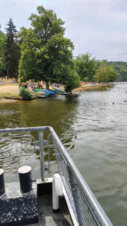 Lidé na pláži u Brněnské přehrady v létě.