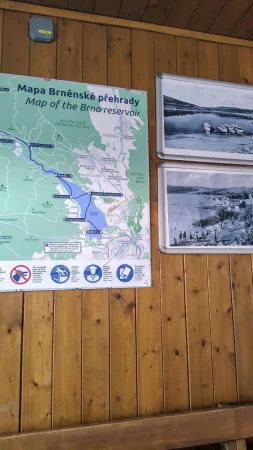 Mapa na stěně výletní lodi a historické fotografie.