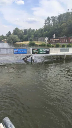 Molo s cedulí Restaurace U Kotvy na břehu Brněnské přehrady.