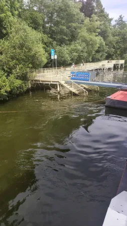 Dřevěné molo se značkou Sokolské koupaliště na Brněnské přehradě.