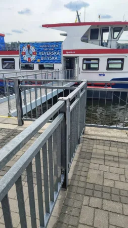 Cedule s informací o nejbližším odjezdu lodi směr Veverská Bítýška.