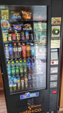Prodejní automat s nápoji a drobnostmi na palubě výletní lodi.