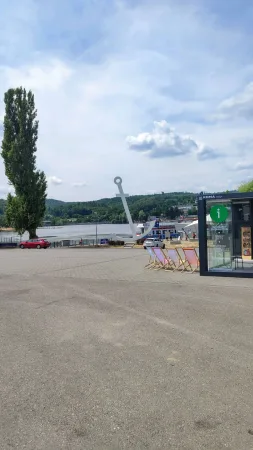 Socha kotvy na přístavišti v Bystrci, odkud vyplouvají lodě po Brněnské přehradě.
