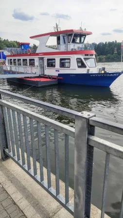 Výletní loď se jménem Stuttgart kotví u mola na Brněnské přehradě.
