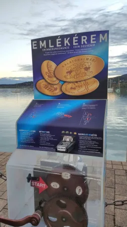 Automat na ražení pamětních mincí s logem Balatonalmádi u nábřeží