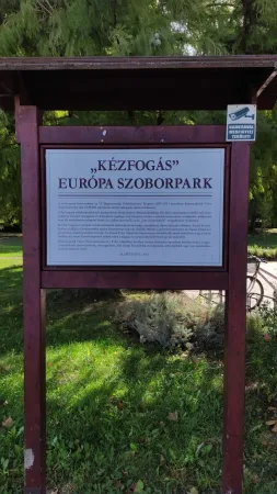Informační cedule parku soch Kézfogás Európa Szoborpark v Balatonalmádi