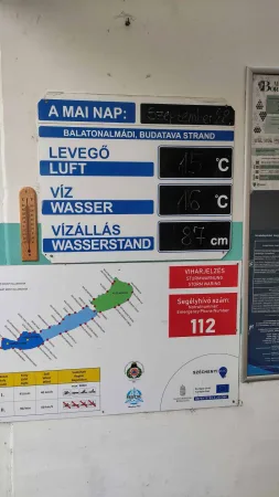 Informační cedule s teplotou vody a vzduchu na pláži Budatava strand