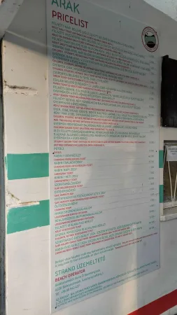Ceníková tabule s cenami vstupného na veřejnou pláž u Balatonu