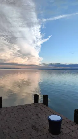 Dramatická oblaka odrážející se v zrcadlové hladině jezera Balaton