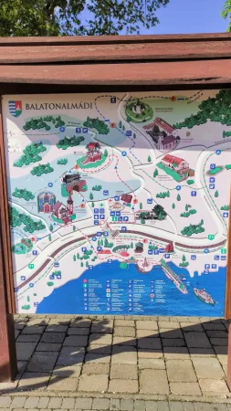 Detailní pohled na turistickou mapu města Balatonalmádi s legendou