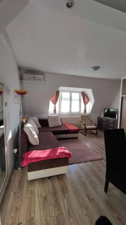Útulný obývací pokoj apartmánu s gaučem