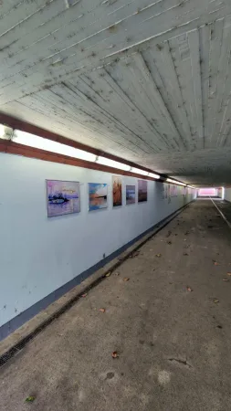 Podchod v Balatonalmádi s výstavou akvarelových obrazů na zdi