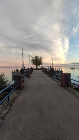 Pohled podél kamenného mola k Balatonu při západu slunce