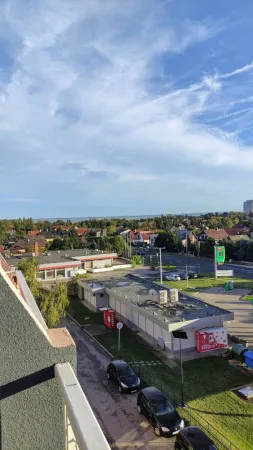 Pohled z okna ubytování na město a jezero Balaton