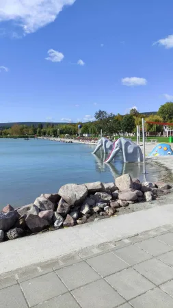 Socha slona vstupujícího do Balatonu u dětské pláže Balatonalmádi