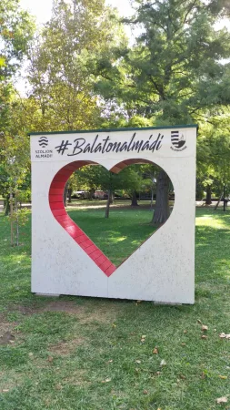 Velké srdce-instalace s nápisem Balatonalmádi v zeleném parku u jezera