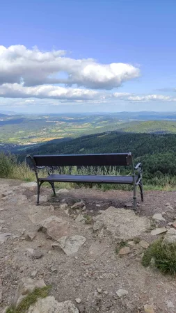 Banc au sommet du Ještěd avec une magnifique vue sur le paysage de Liberec