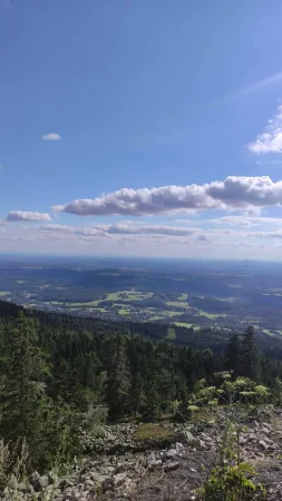 Vue panoramique depuis le Ještěd sur la région de Liberec par beau temps