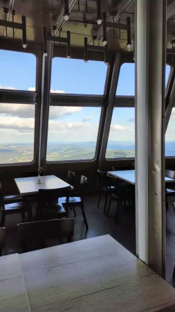 Restaurant de l'hôtel Ještěd avec vue panoramique sur le paysage