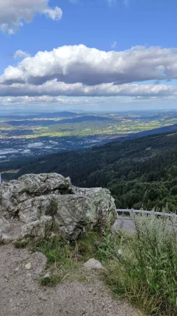 Vue rocheuse depuis le Ještěd sur Liberec et les vallées verdoyantes alentour