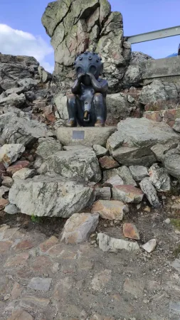 Sculpture d'un extraterrestre sur les rochers au sommet du Ještěd
