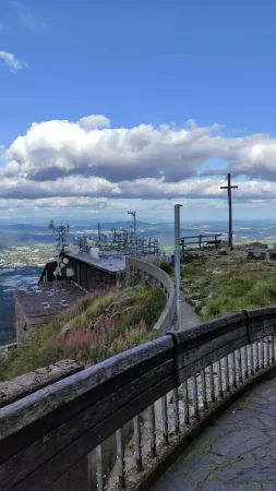 Terrasse au sommet du Ještěd avec une croix et vue sur Liberec