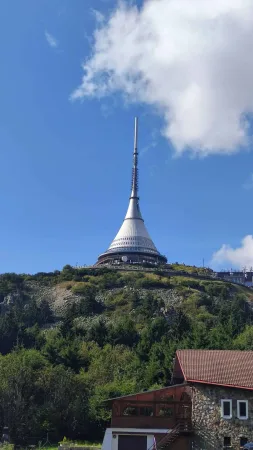 Tour emblématique de l'hôtel Ještěd en gros plan