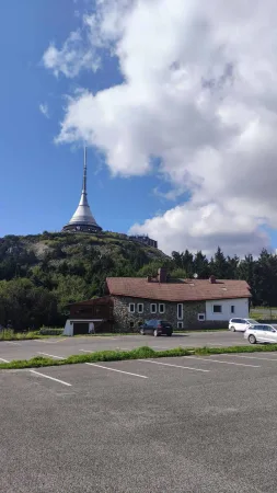 Tour de l'hôtel Ještěd sur la colline vue depuis le parking