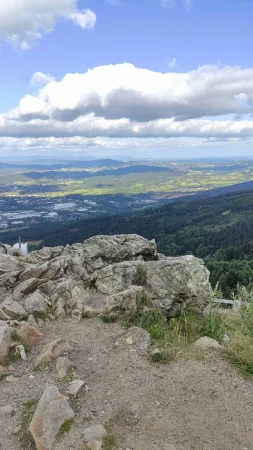 Vue depuis le sommet rocheux du Ještěd sur Liberec et la campagne verdoyante