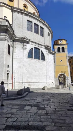 Boční pohled na katedrálu svatého Víta a žlutou městskou věž v Rijece