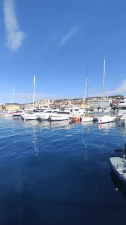 Marina s plachetnicemi a výhledem na budovy podél korza v Rijece