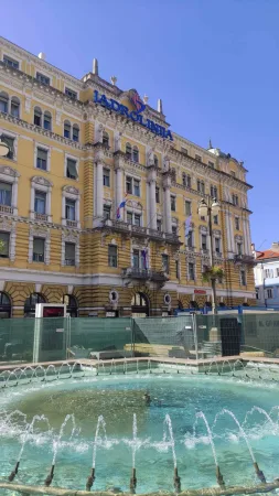 Secesní palác Jadran s kašnou na Jadranském náměstí v Rijece
